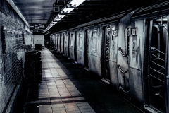 Kot-Bandlogo-Weiss-unten-rechts-Hintergrund-dunkel-1500x1500